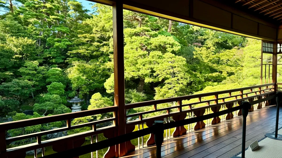 大広間から見る日本庭園の眺望