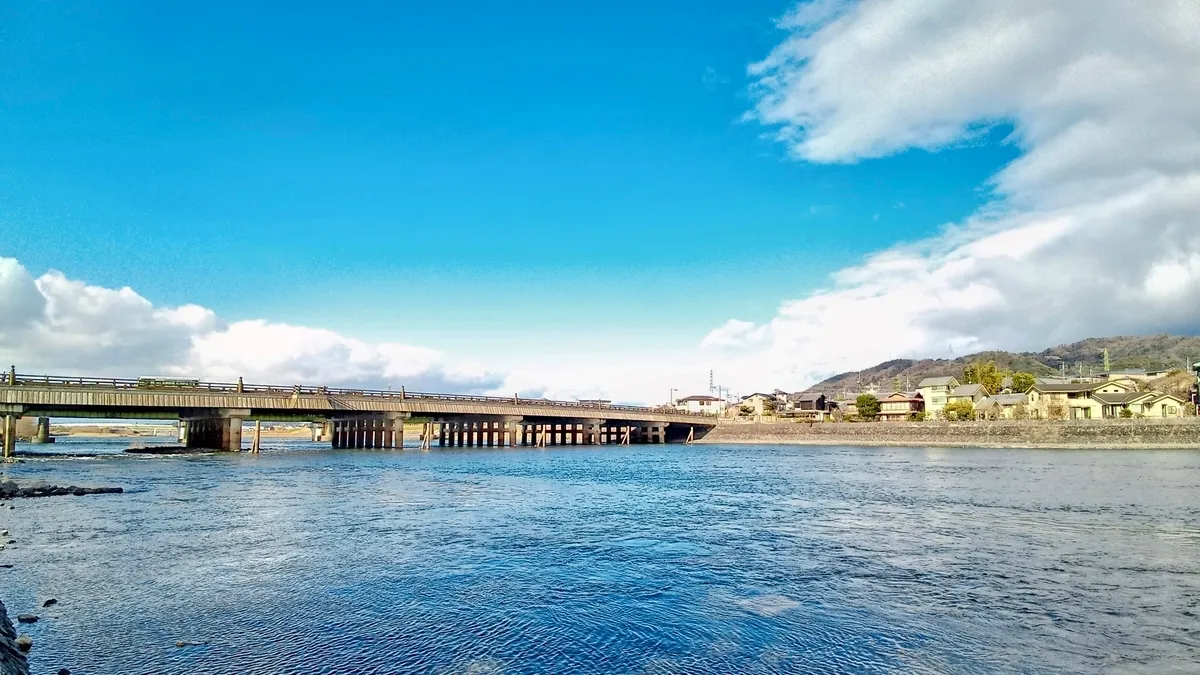 昼の宇治橋