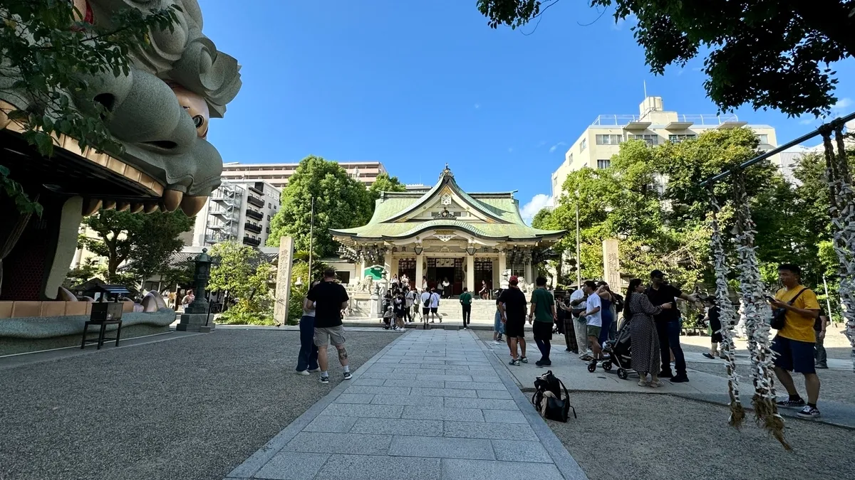 難波八阪神社の境内