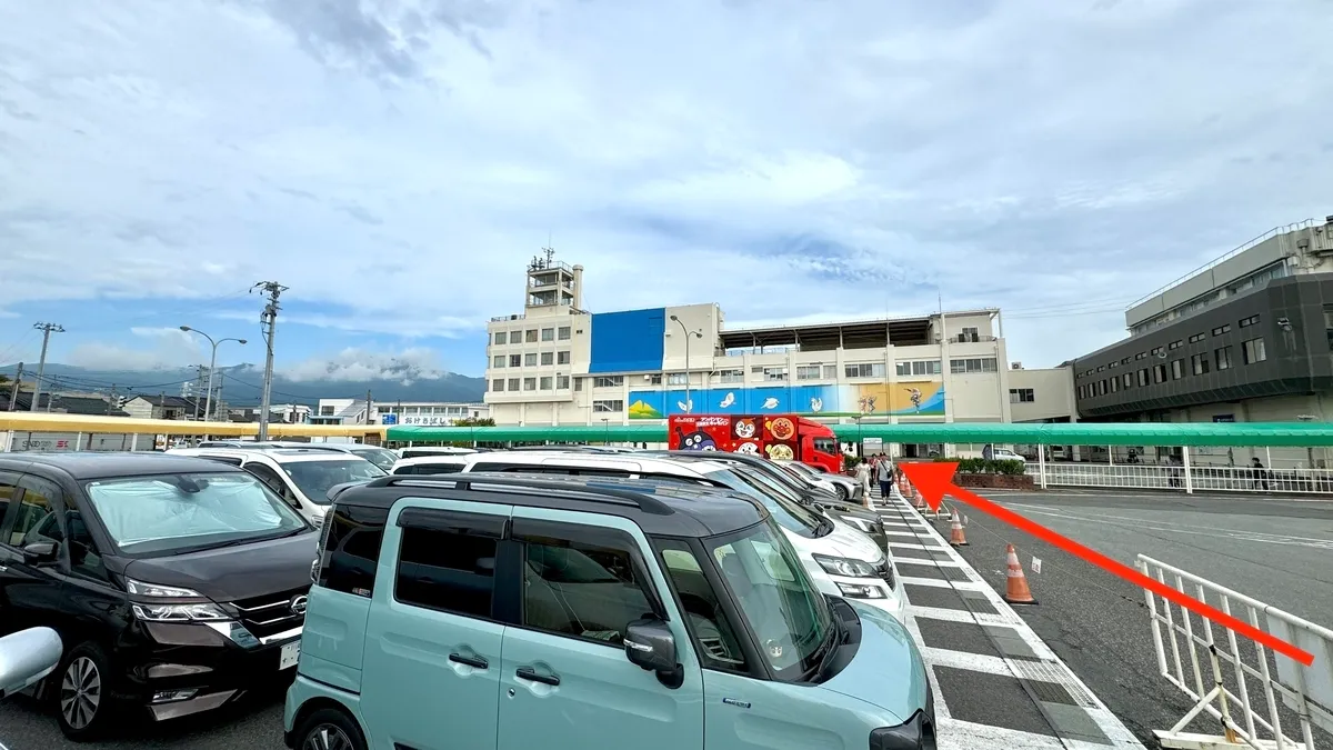 駐車場から両津港ターミナルへ