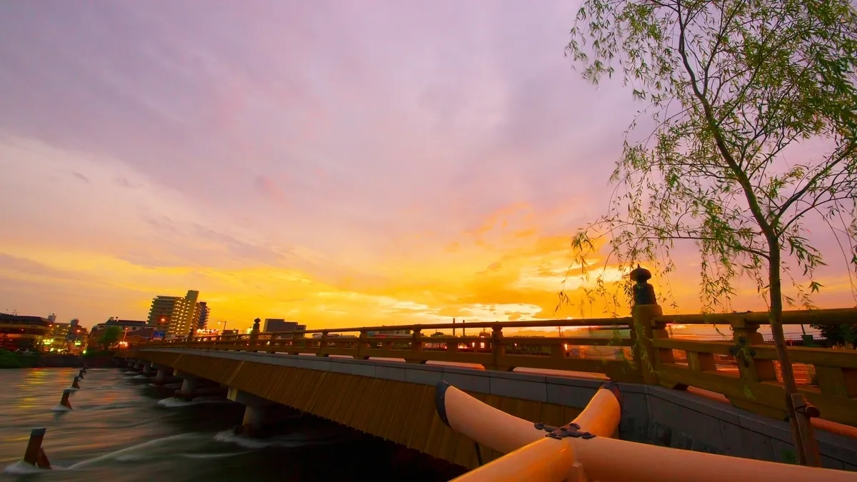 夕暮れ時の宇治橋