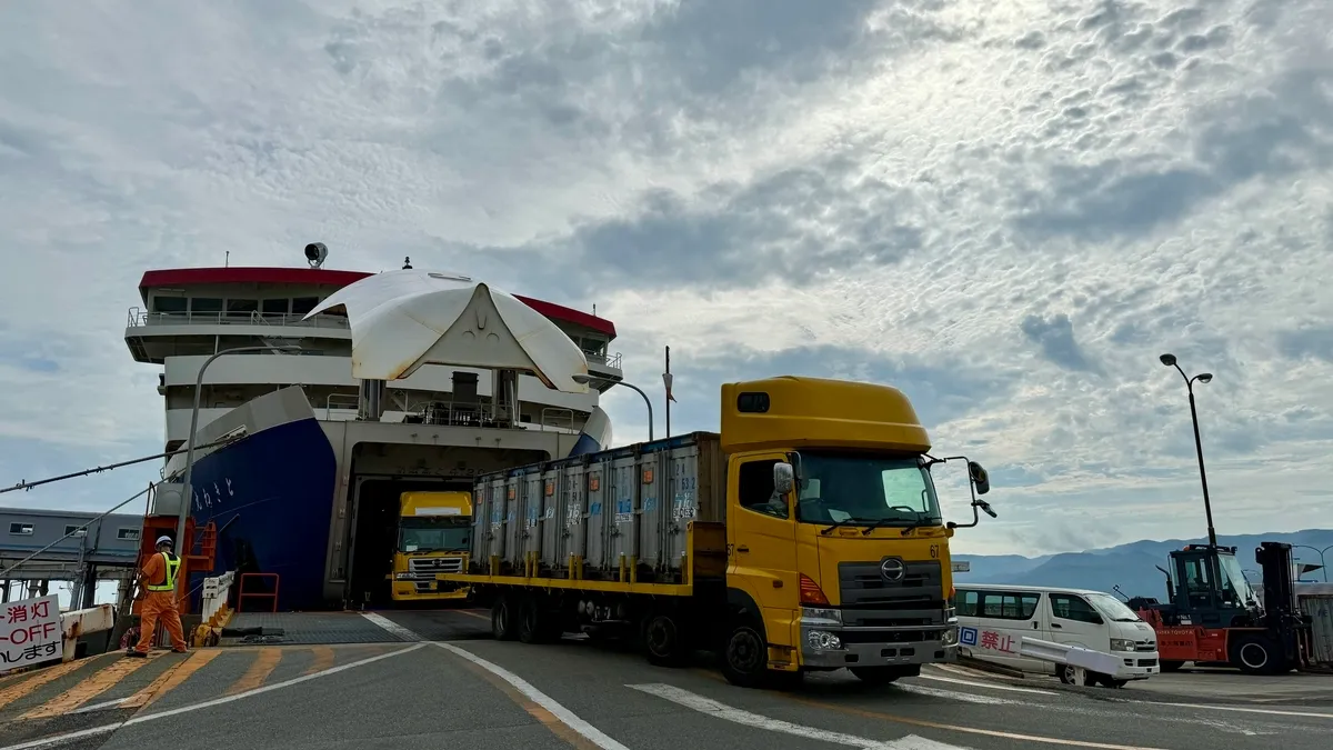 佐渡汽船コンテナ運搬用トラック