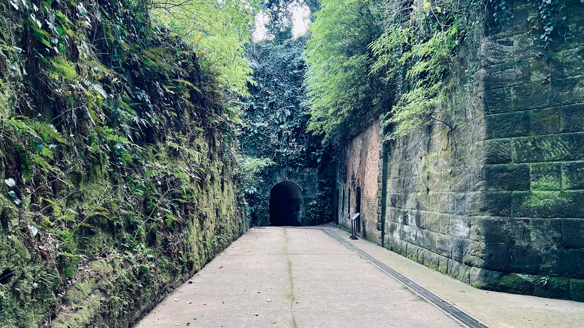 要塞と自然が一帯となった神秘的な風景