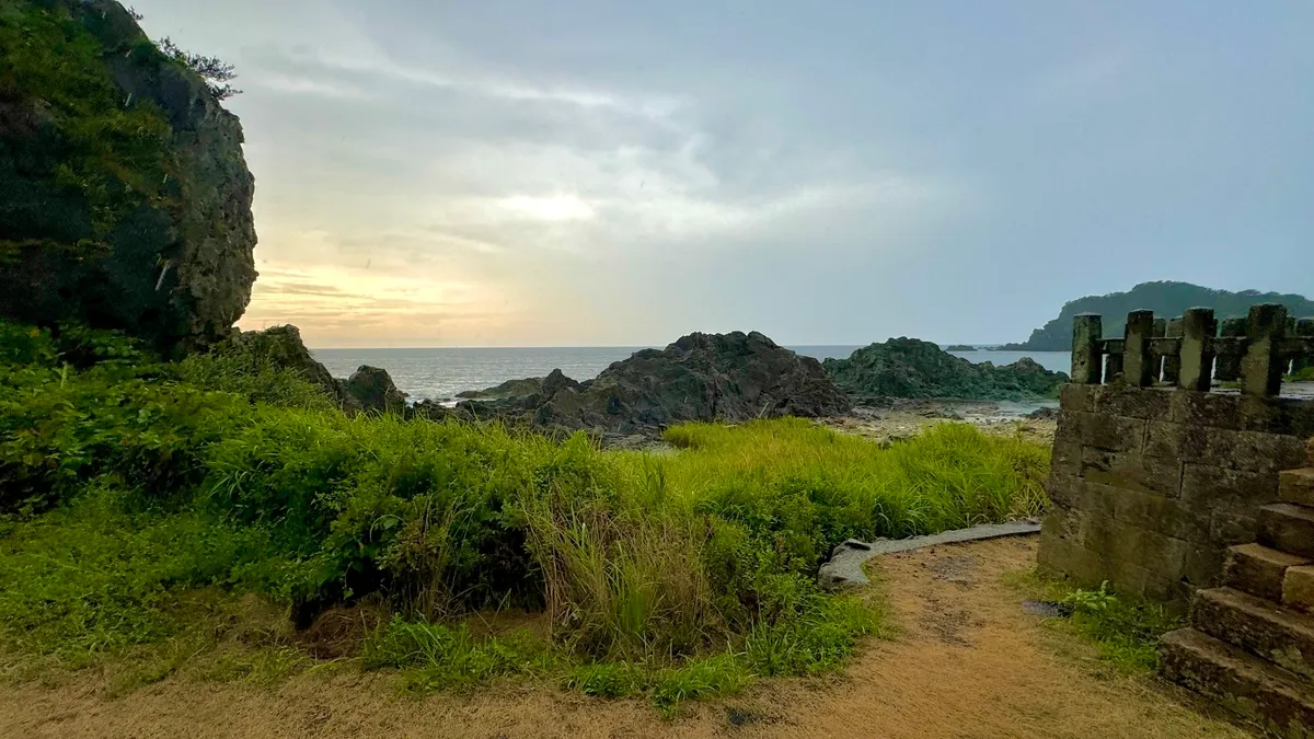 夕暮れ時の海岸沿い風景