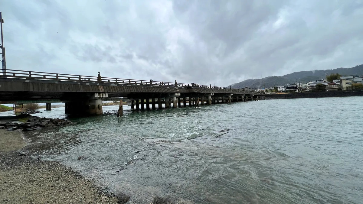 河原からみた宇治橋