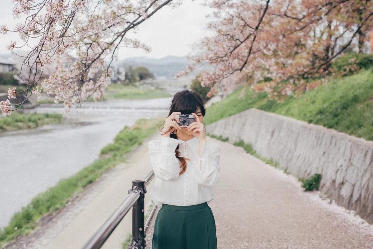 写真を撮る女性