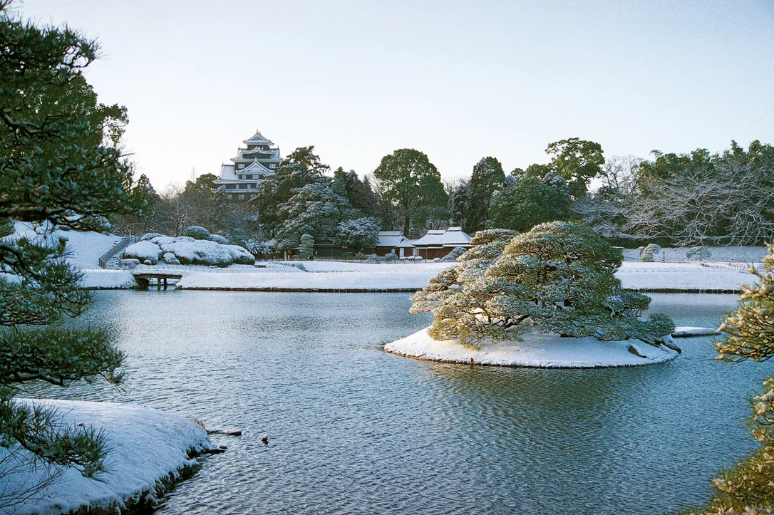 雪と庭園と岡山城