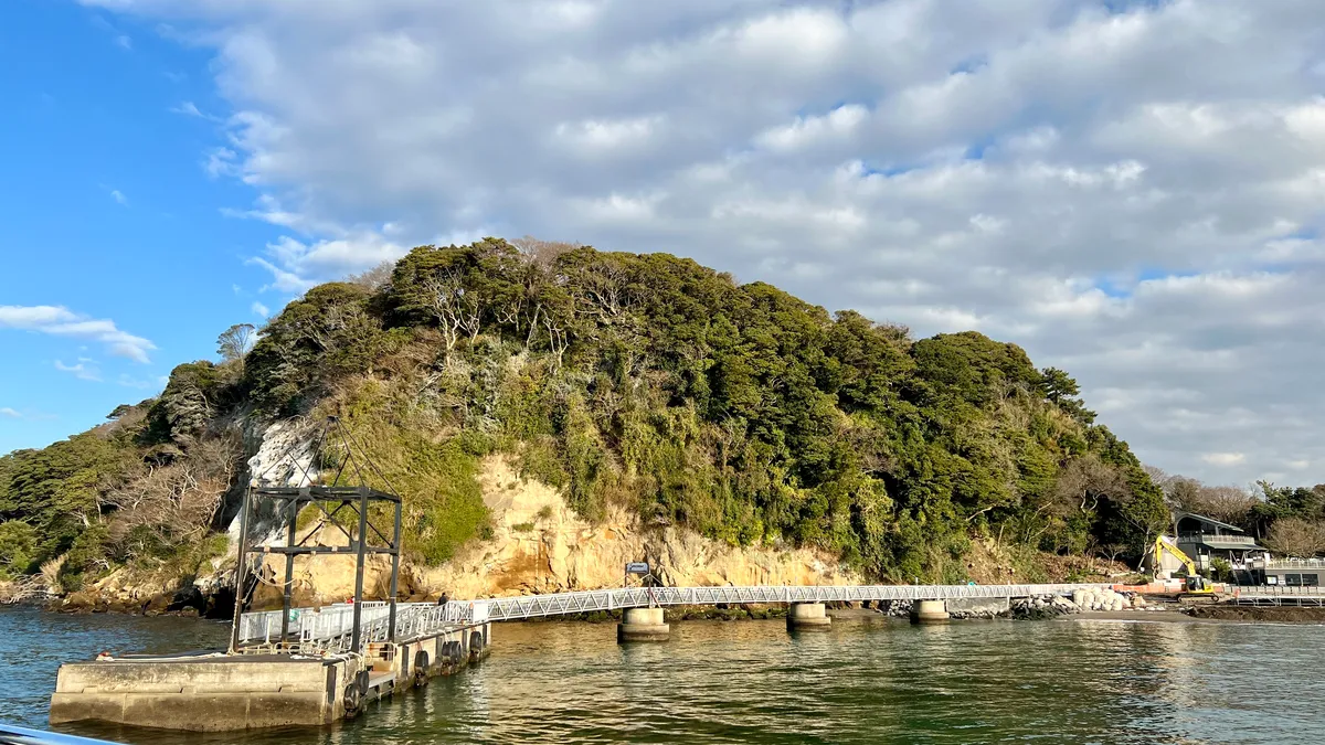 船から俯瞰する猿島