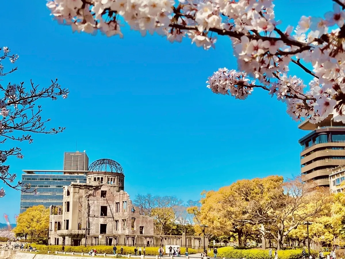 原爆ドームと桜