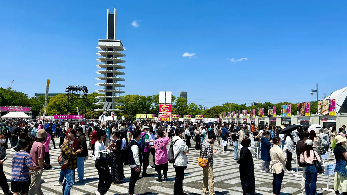 各店に連なる購入待ちの行列