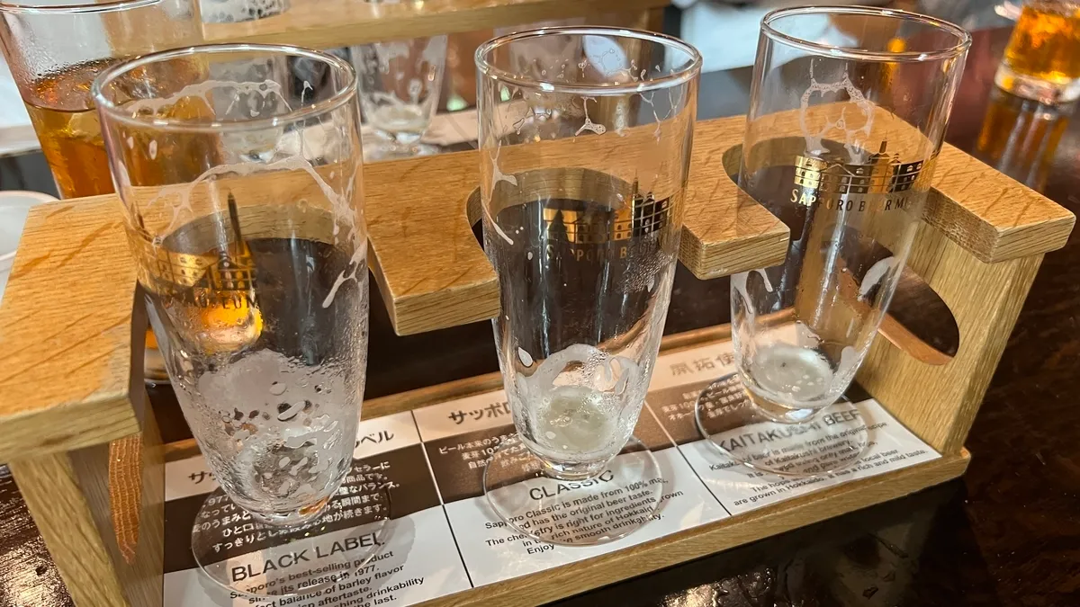 空になった3つのビールグラス