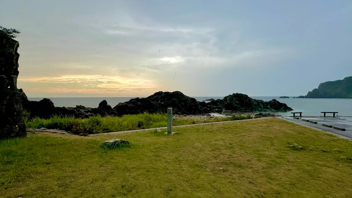 夕暮れ時の海岸沿い風景