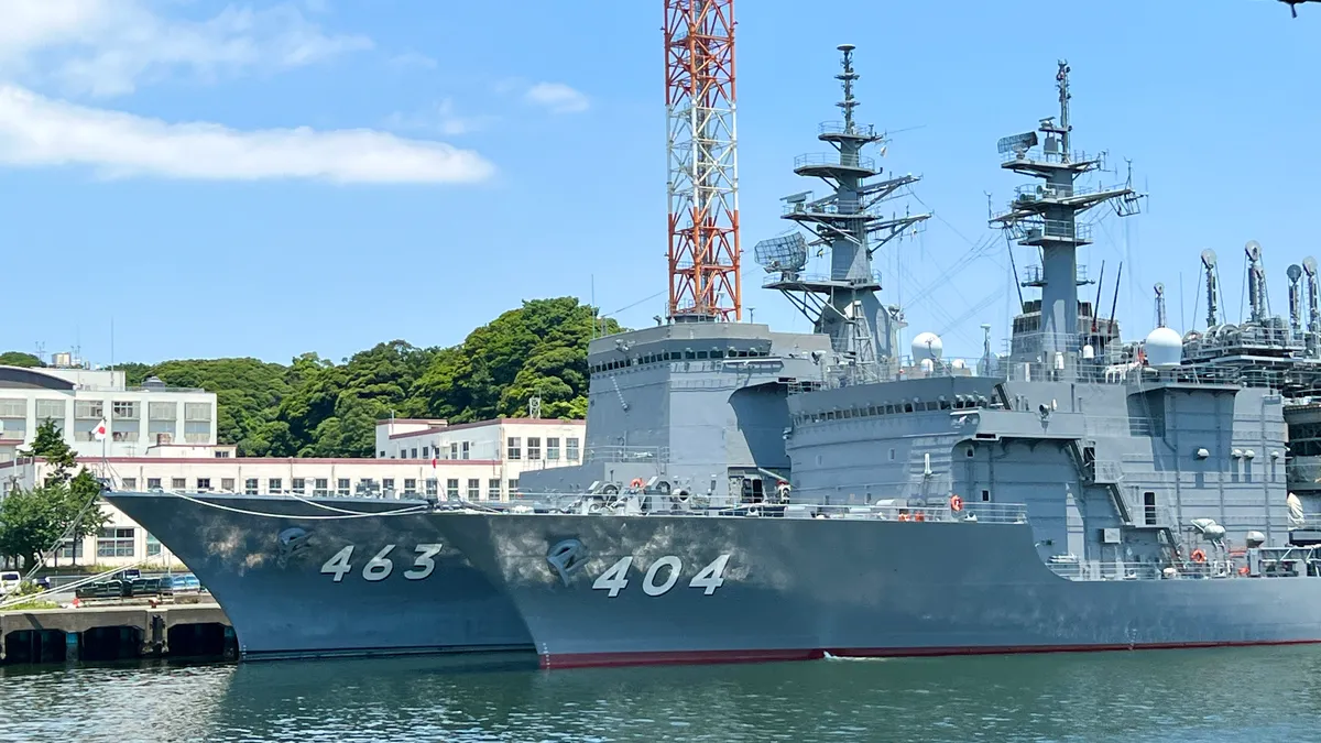 左：463 掃海母艦「うらが」・右：404 潜水艦救難艦「ちよだ」