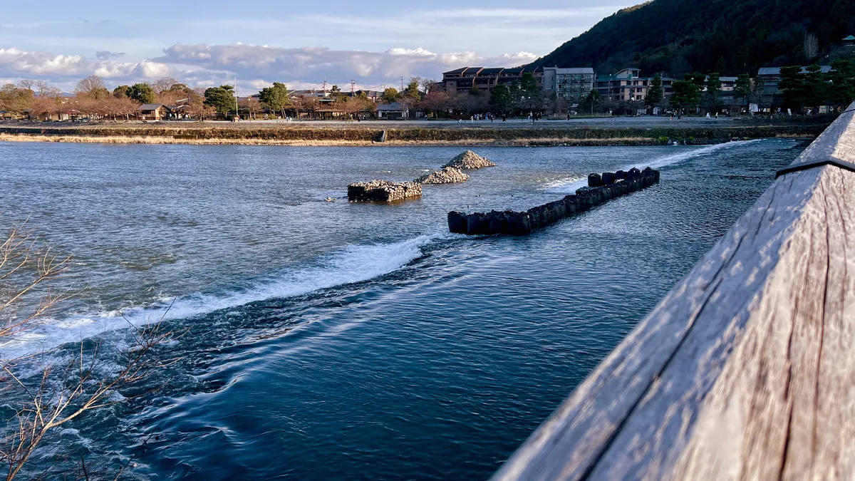 橋から見る桂川の流れ