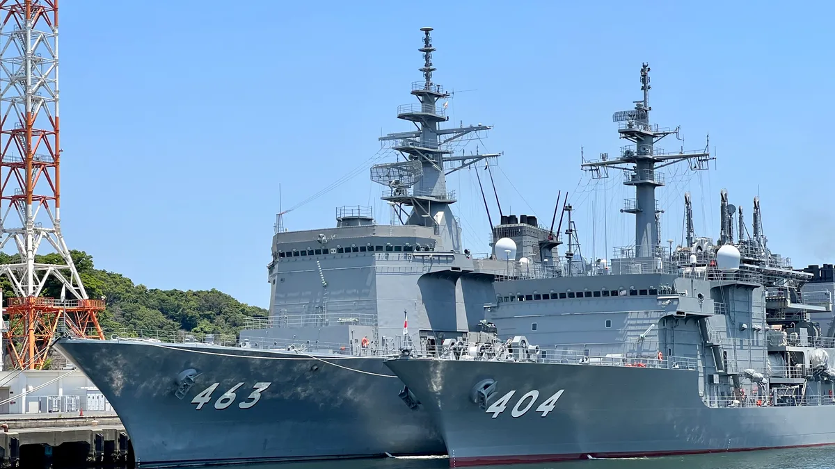 左：463 掃海母艦「うらが」・右：404 潜水艦救難艦「ちよだ」