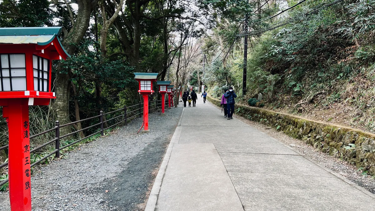 赤い灯篭と遊歩道