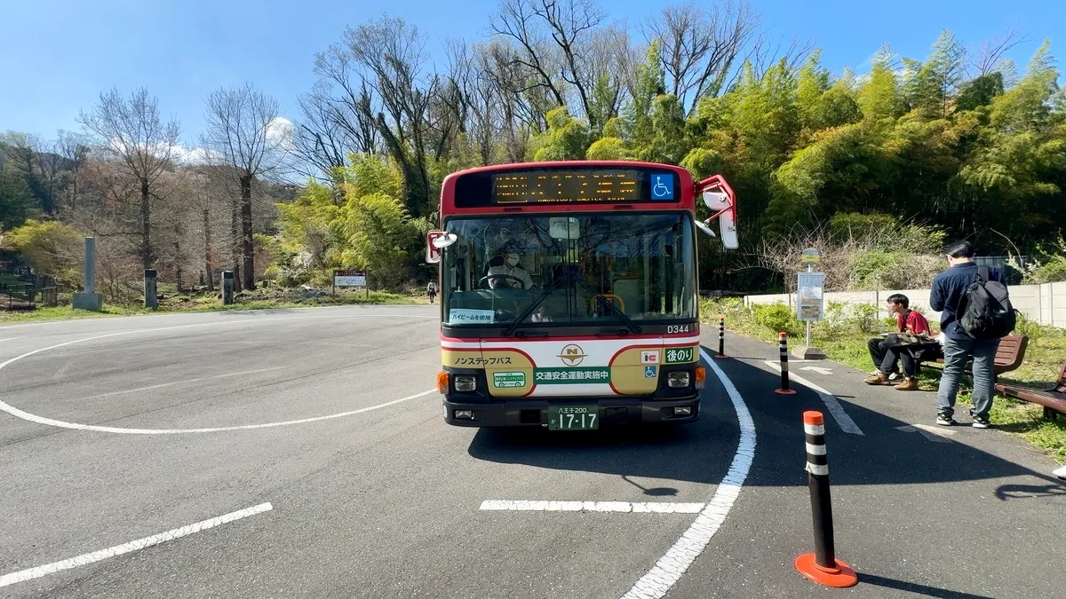 八王子城跡ガイダンス施設のバス乗り場