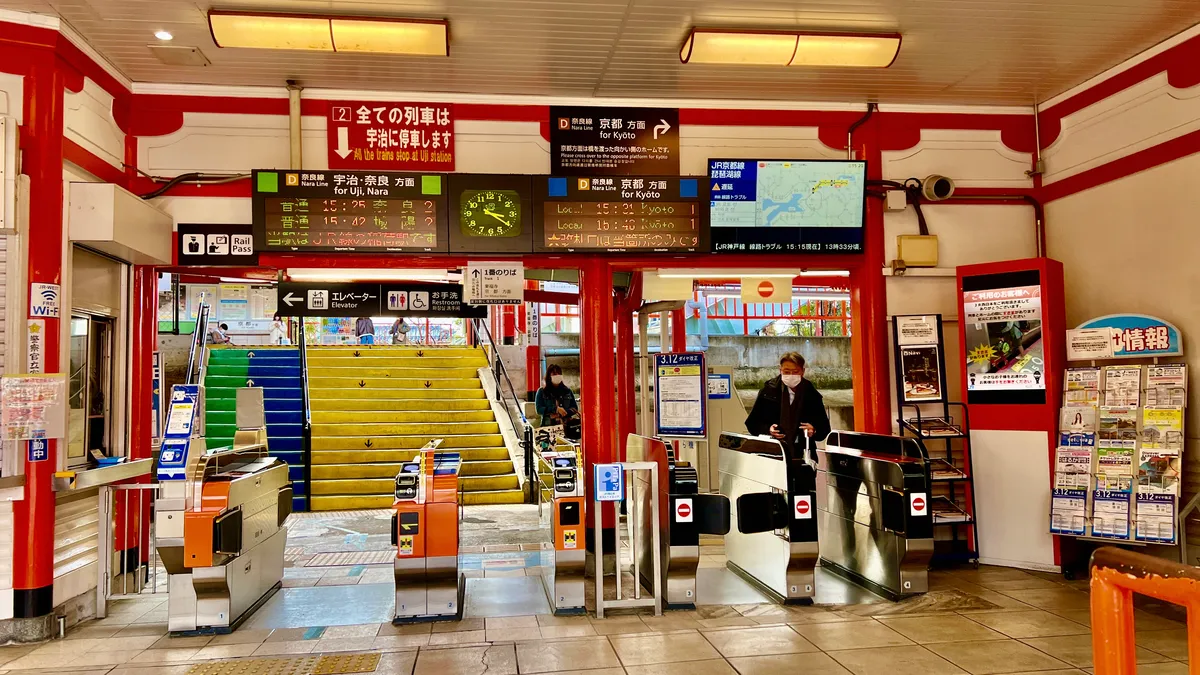 稲荷駅構内