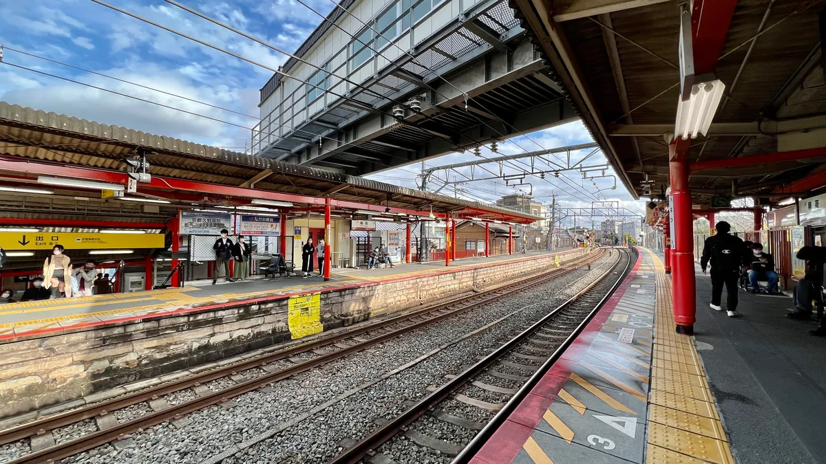 稲荷駅構内