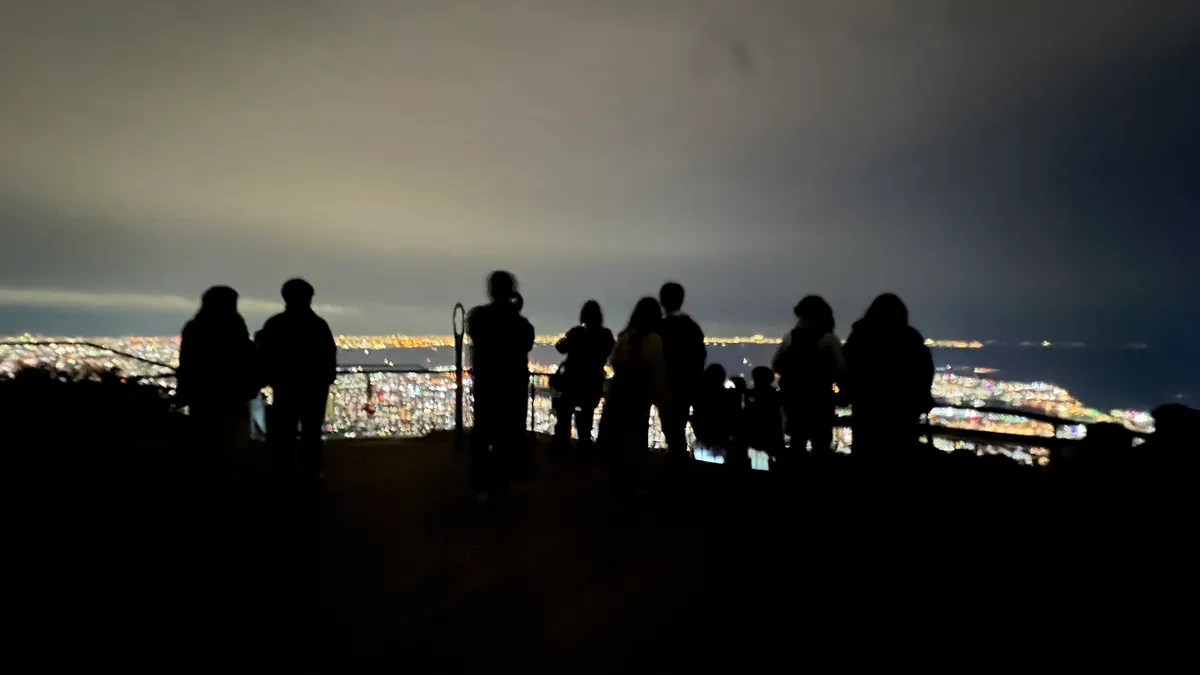 夜景を眺める人々