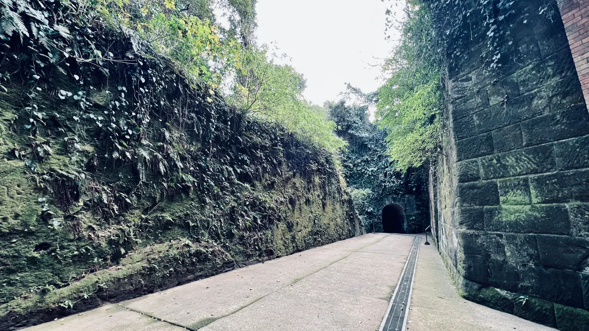 要塞と自然が一帯となった神秘的な風景