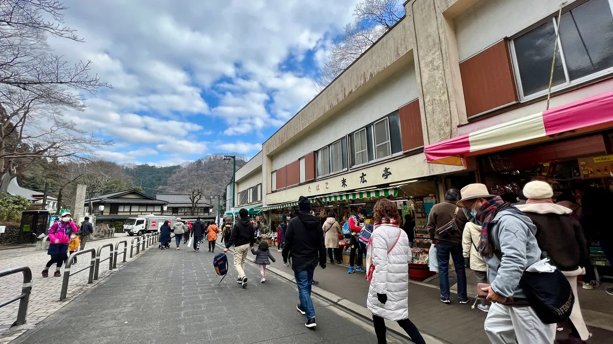 ケーブルカー清滝駅前の広場